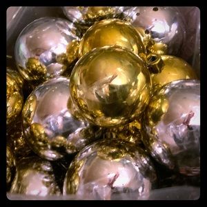25 Unbreakable Christmas balls. Silver and Gold